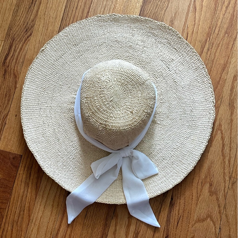 Four Buttons sun hat with white bow